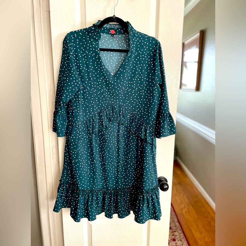 Very cute green dress in great‎ condition. Don’t know brand. Medium